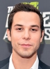 photo Skylar Astin